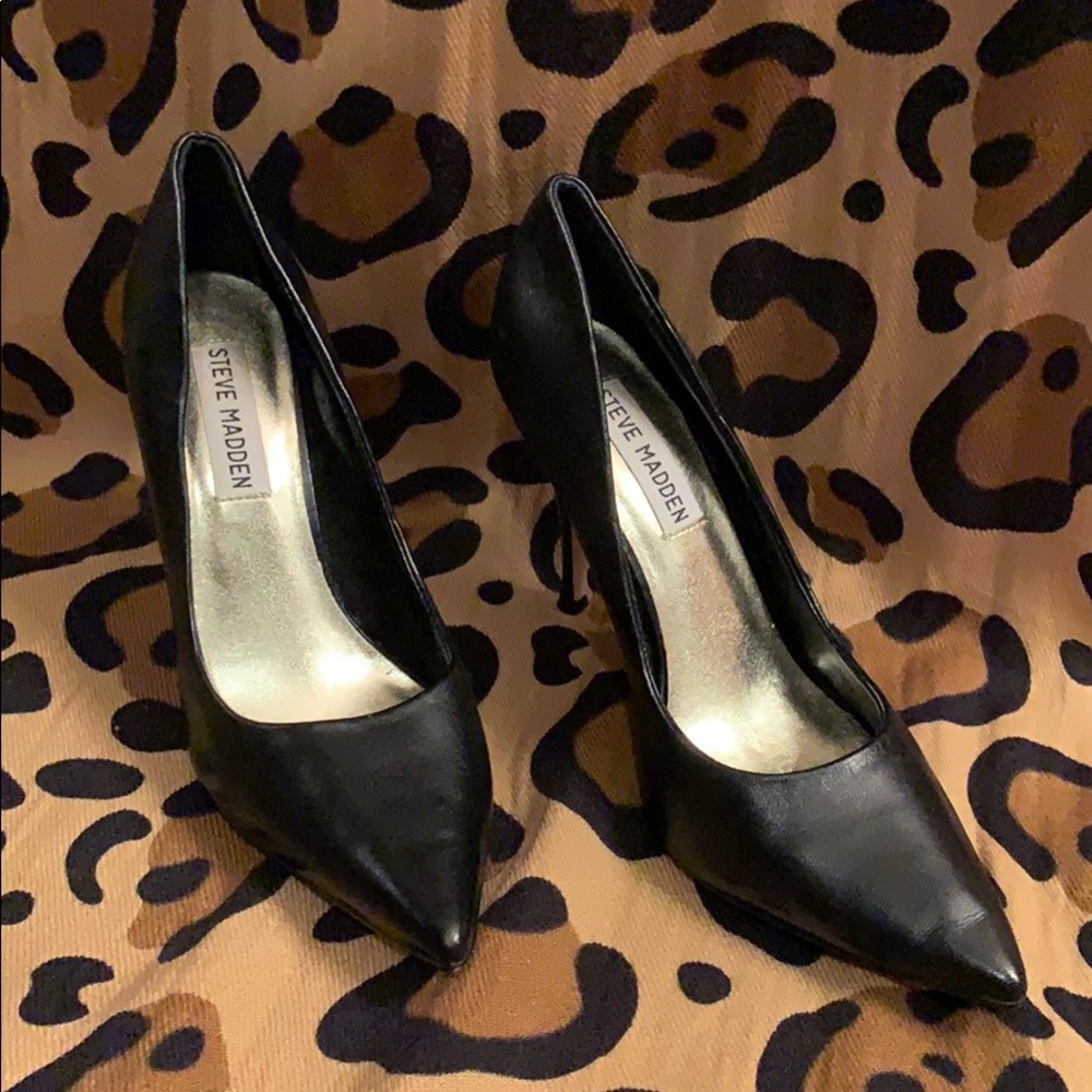 Steve Madden Black pointed heel